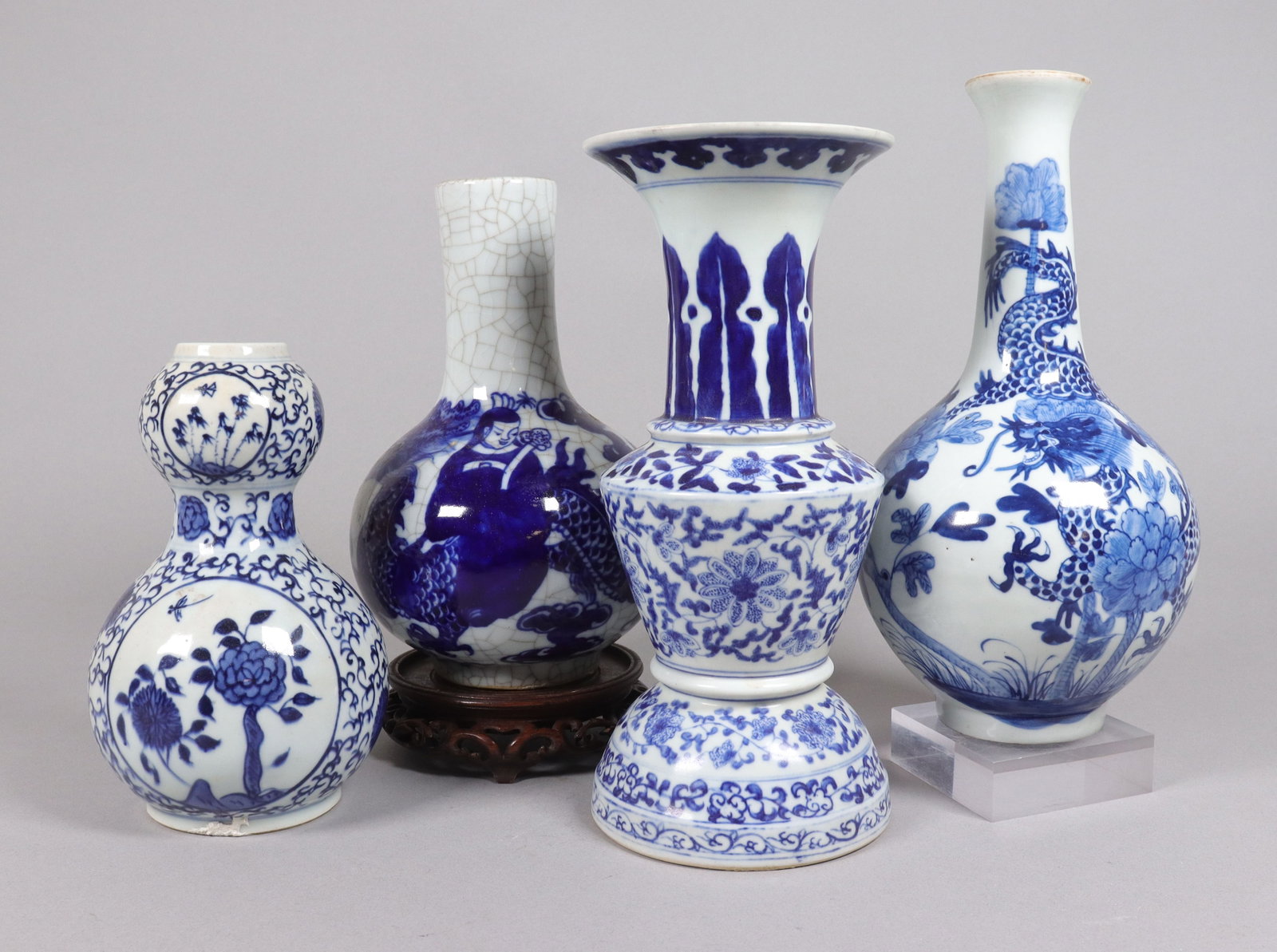 Lots Chinese b/w vintage vase: Lots Chinese b/w vintage vase. H: 10" x W: 4.5."