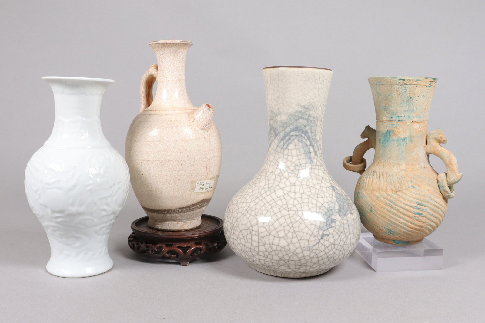 Lots Chinese fine vase: Lots Chinese fine vase, largest H: 8.75" x W: 5.5."