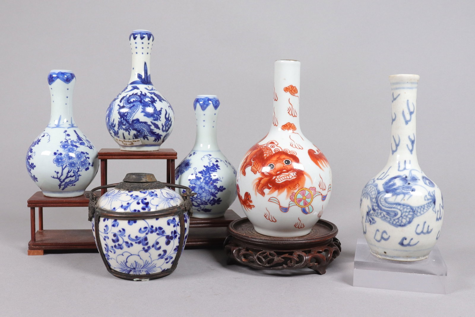 Lots Chinese vintage vase: Lots Chinese vintage vase, largest H: 6.75" x W: 3.1."