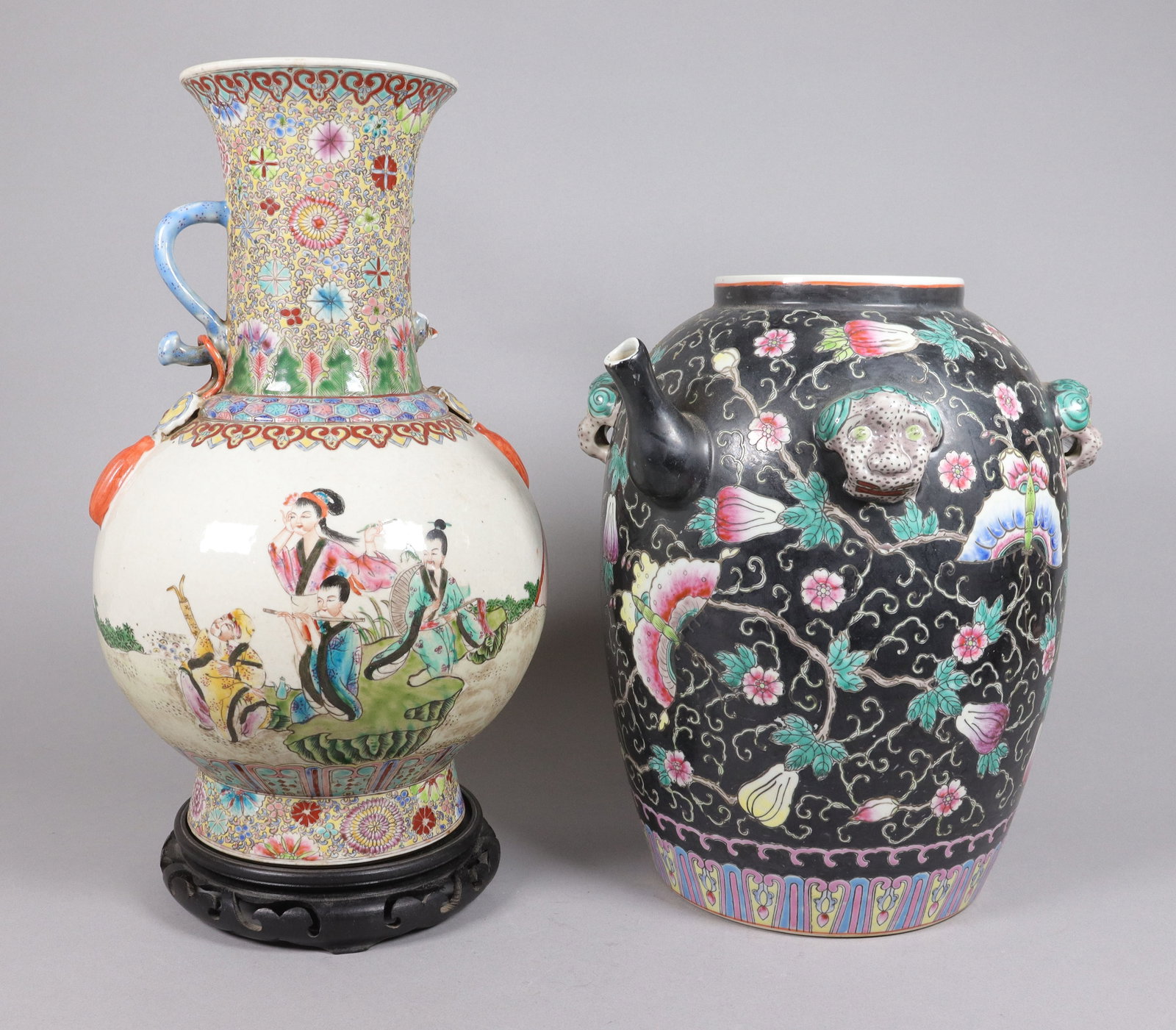 Lots Chinese fine vase: Lots Chinese fine vase, one of the vase has damage. Please refer to detail photos. Condition selling it as is, all sales as is. No return. Largest H: 13.5" x W: 11.75."