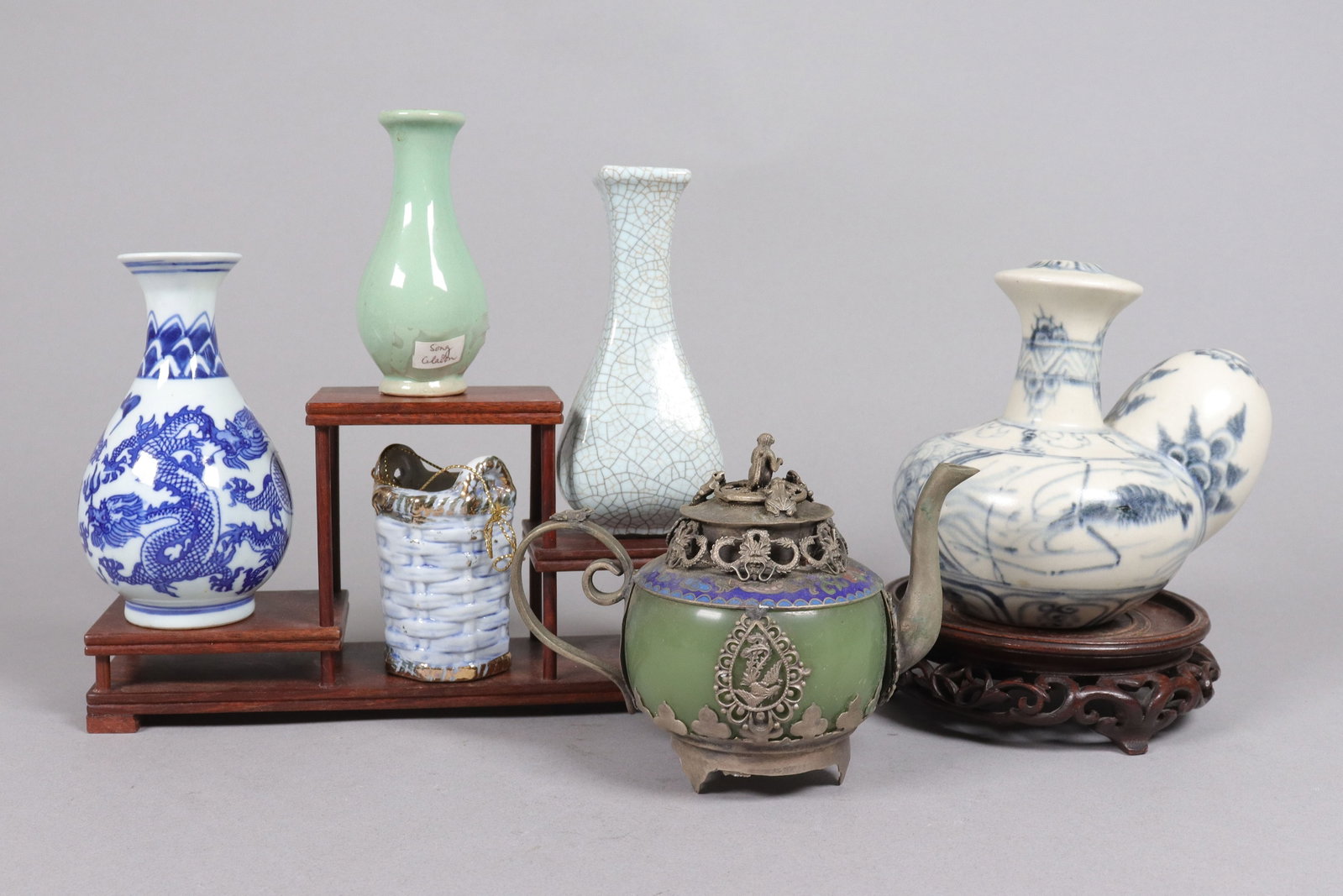 Lots Chinese small items: Lots Chinese small items, largest H: 5.1" x W: 4.5."