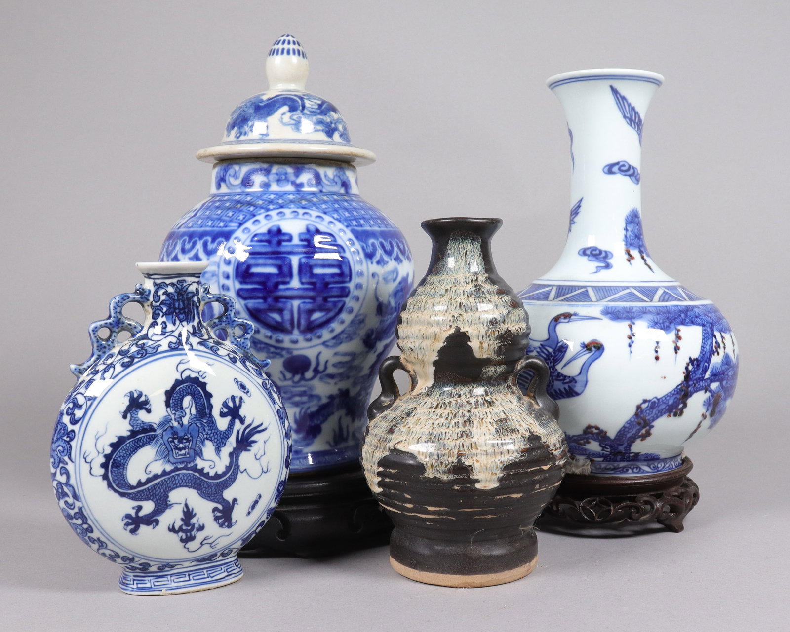 Lots Chinese fine vase: Lots Chinese fine vase, largest H: 7.5" x W: 6."