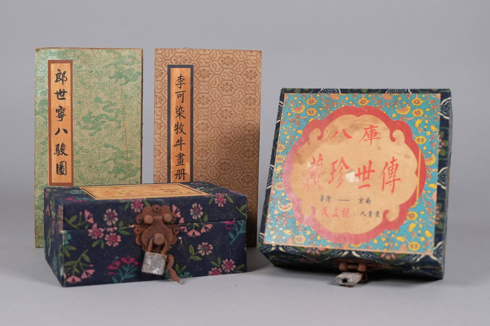 Lots Chinese albums and sealed boxes: Lots Chinese albums and sealed box.