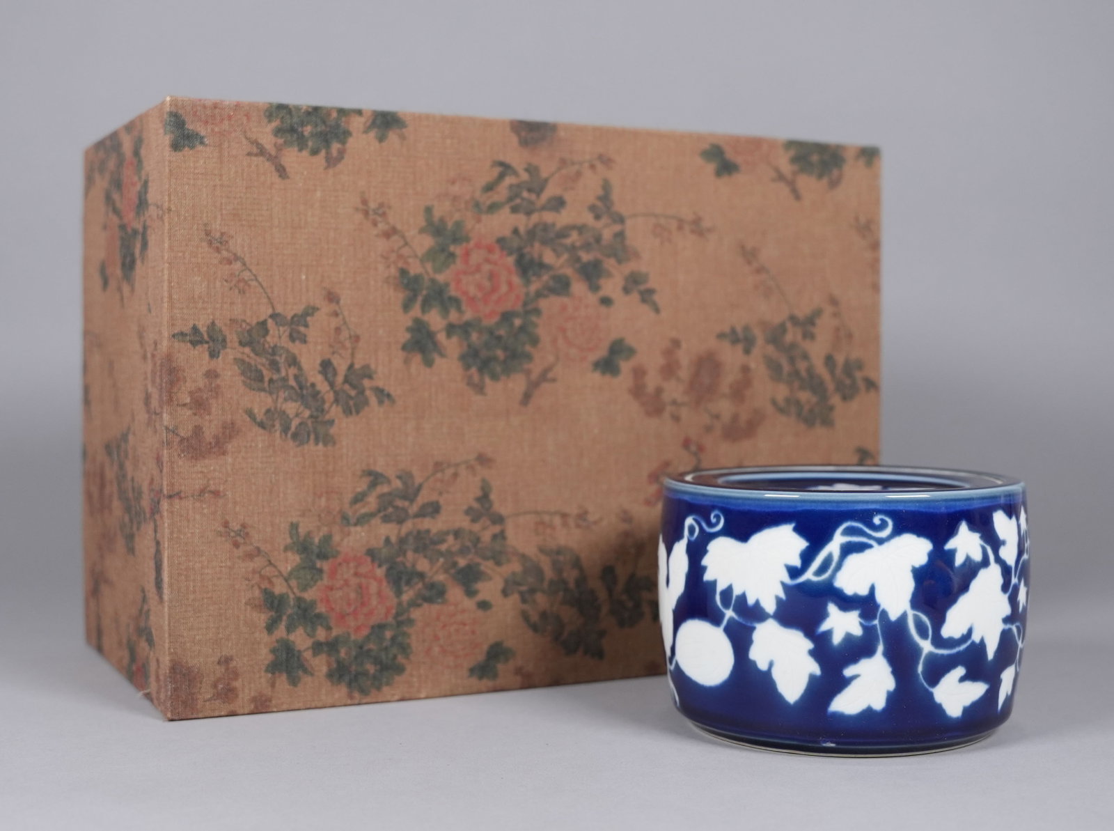 Chinese fine round lidded jar with box: Chinese fine round lidded jar with heavy silk box. H: 3.7" x W: 5.8."