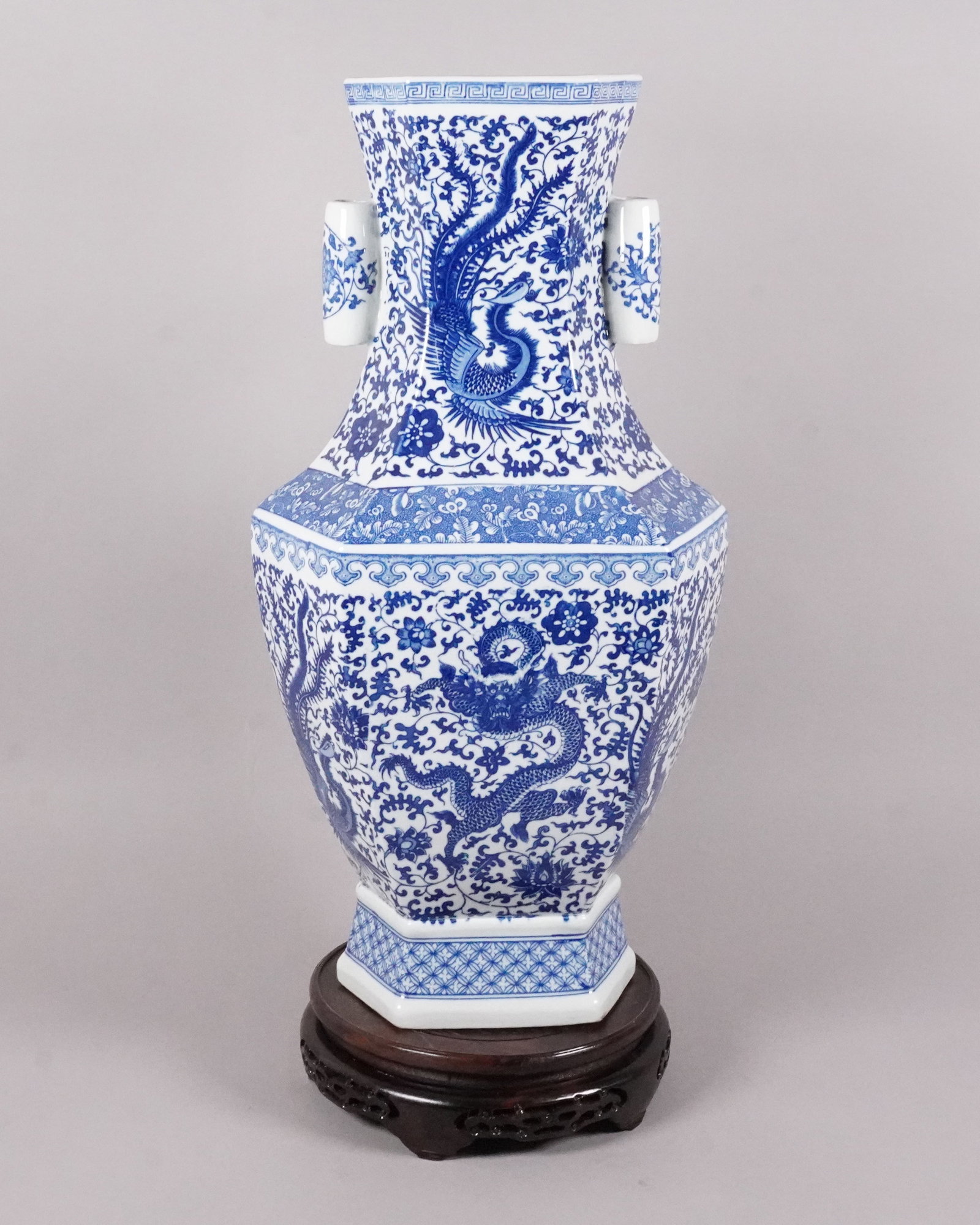 Chinese tall fine dragon vase: Chinese tall fine dragon vase. H: 21.5" x W: 11.5."