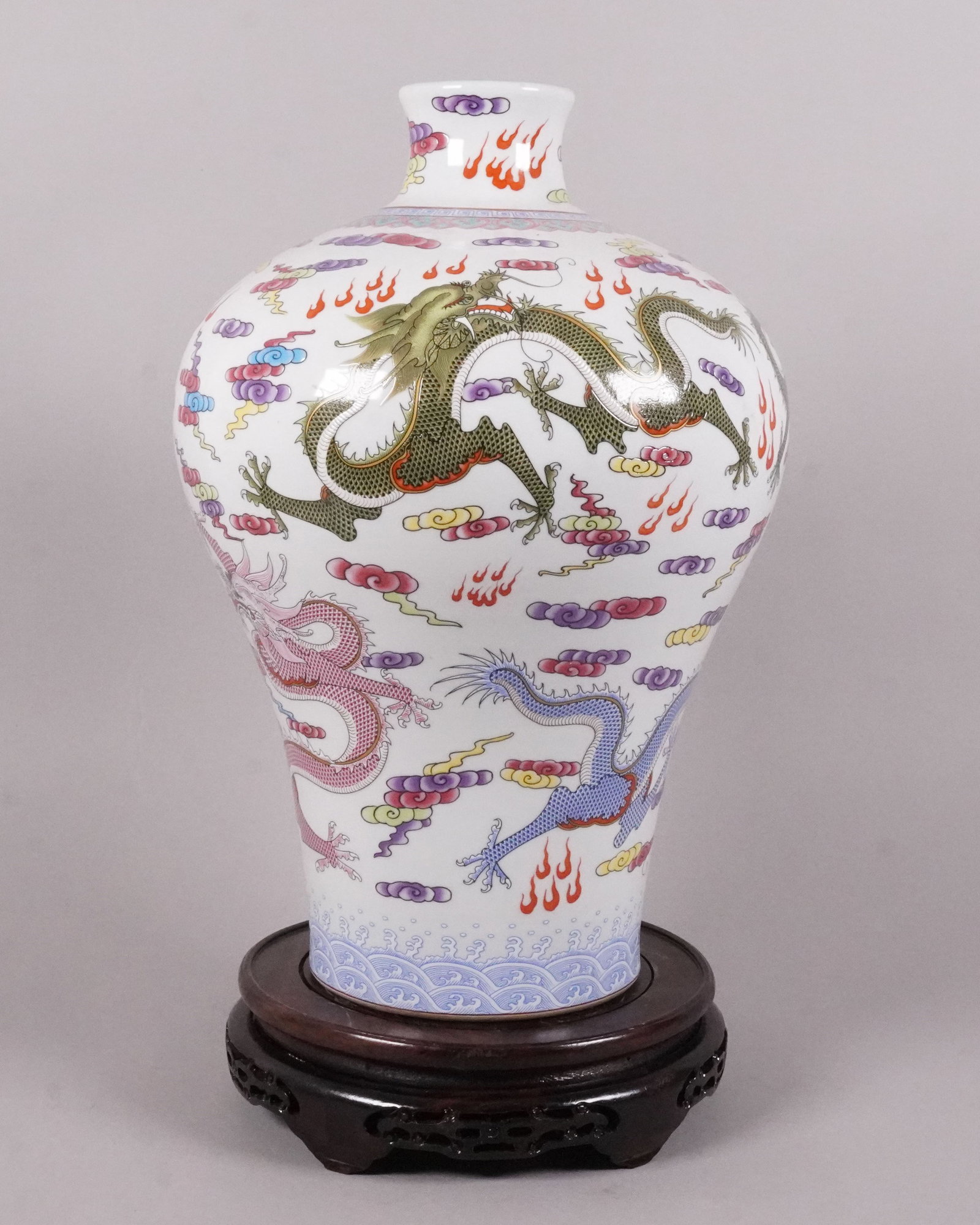 Chinese fine dragon vase: Chinese tall fine dragon vase. H: 15.5" x W: 10."