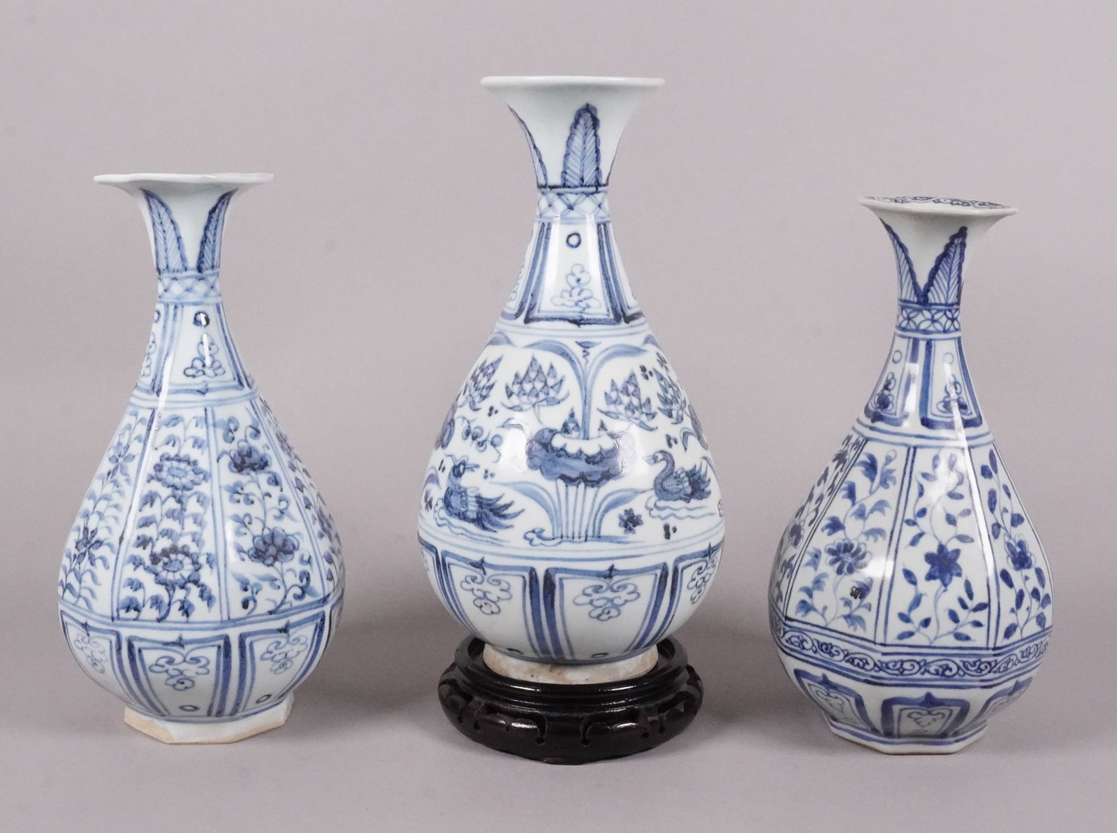 3 Chinese fine b/w vase: 3 Chinese fine blue and white vase. H: 11.2" x W: 6."
