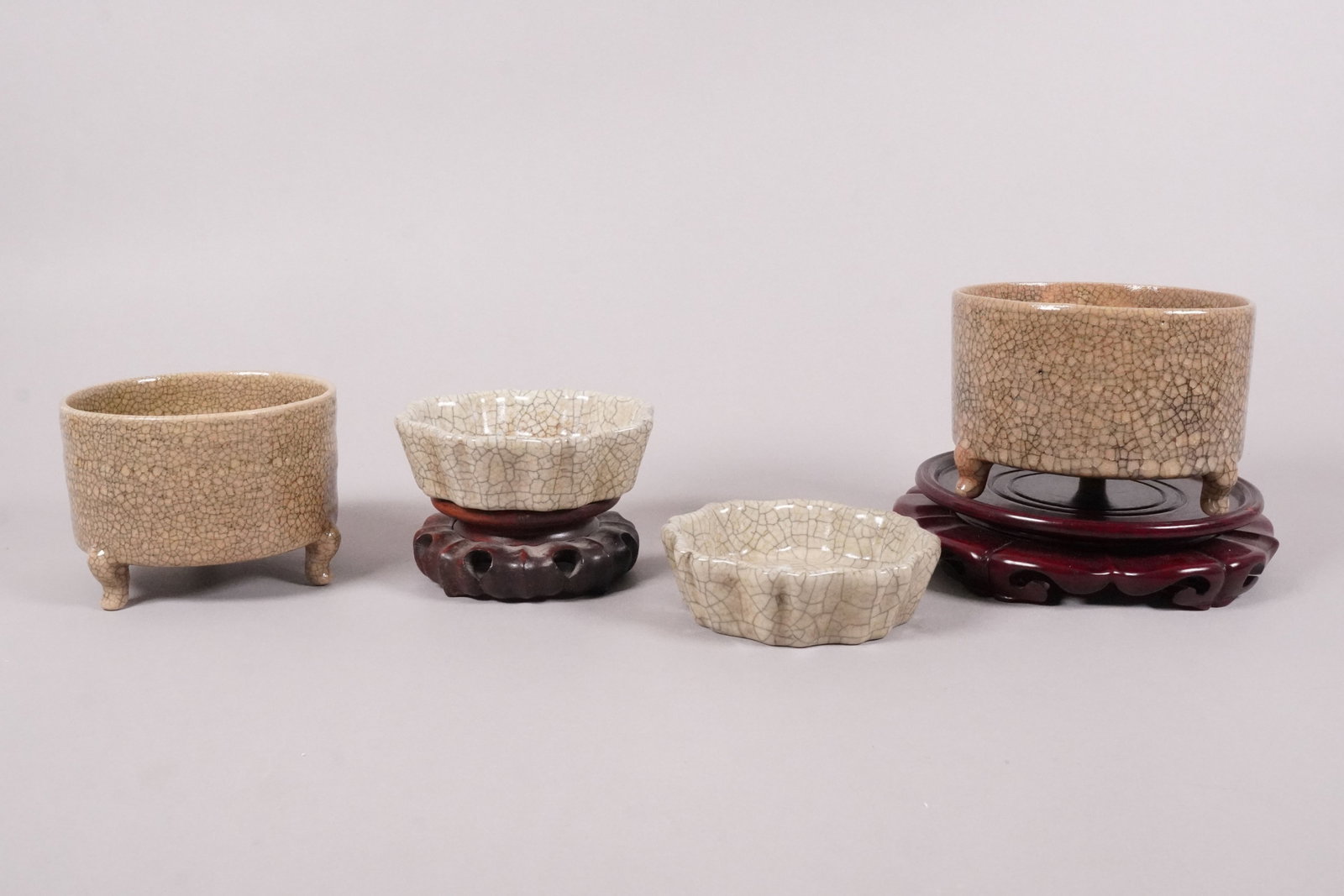 Lots Chinese fine crackled porcelains: Lots Chinese fine crackled porcelains, largest H: 3.5" x W: 5.2."