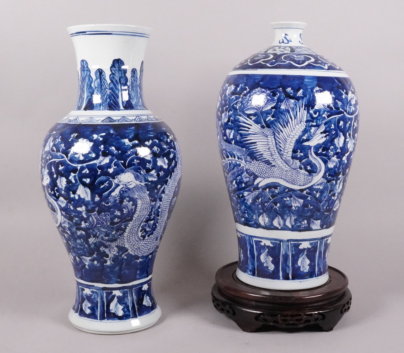 2 Chinese tall b/w fine vase: 2 Chinese blue and white fine vase. Largest H: 17.5" x W: 8.2."