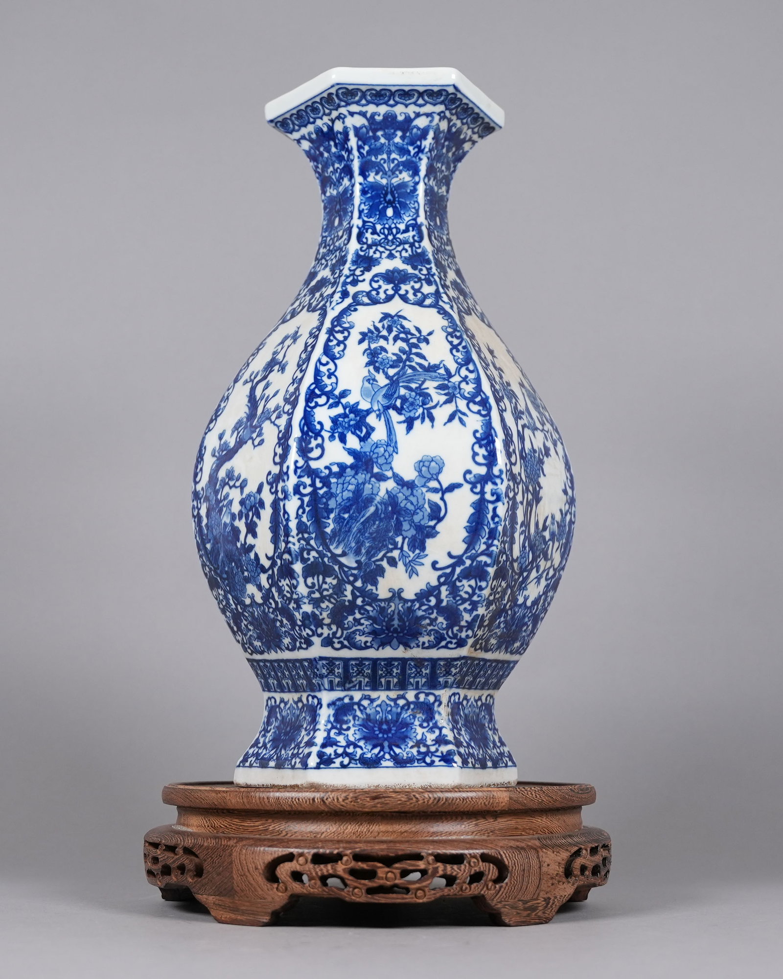 Chinese tall b/w fine vase: Chinese tall blue and white fine vase. H: 14" x W: 7.5."
