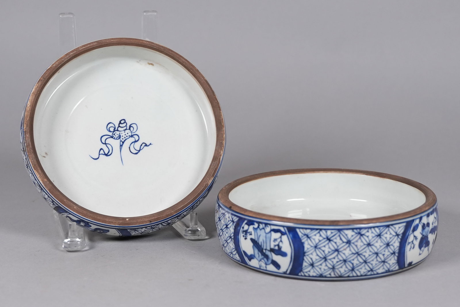 2 Chinese fine b/w ink wells: 2 Chinese fine blue and white ink wells. Largest H: 2" x W: 7.2."
