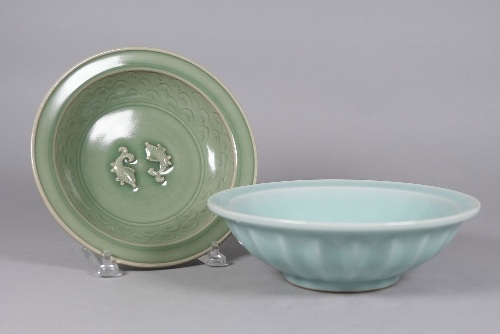 2 Chinese fine large plates: 2 Chinese large fine plates. Largest H: 2.9" x W: 9.6."