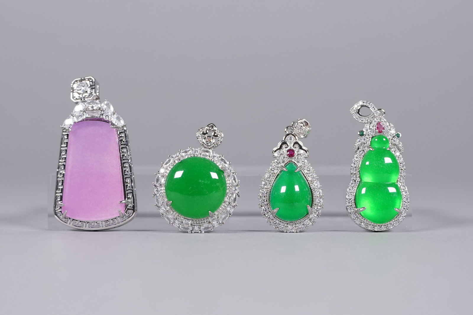 Lots Chinese fine pendants: Lots Chinese fine carved pendants.