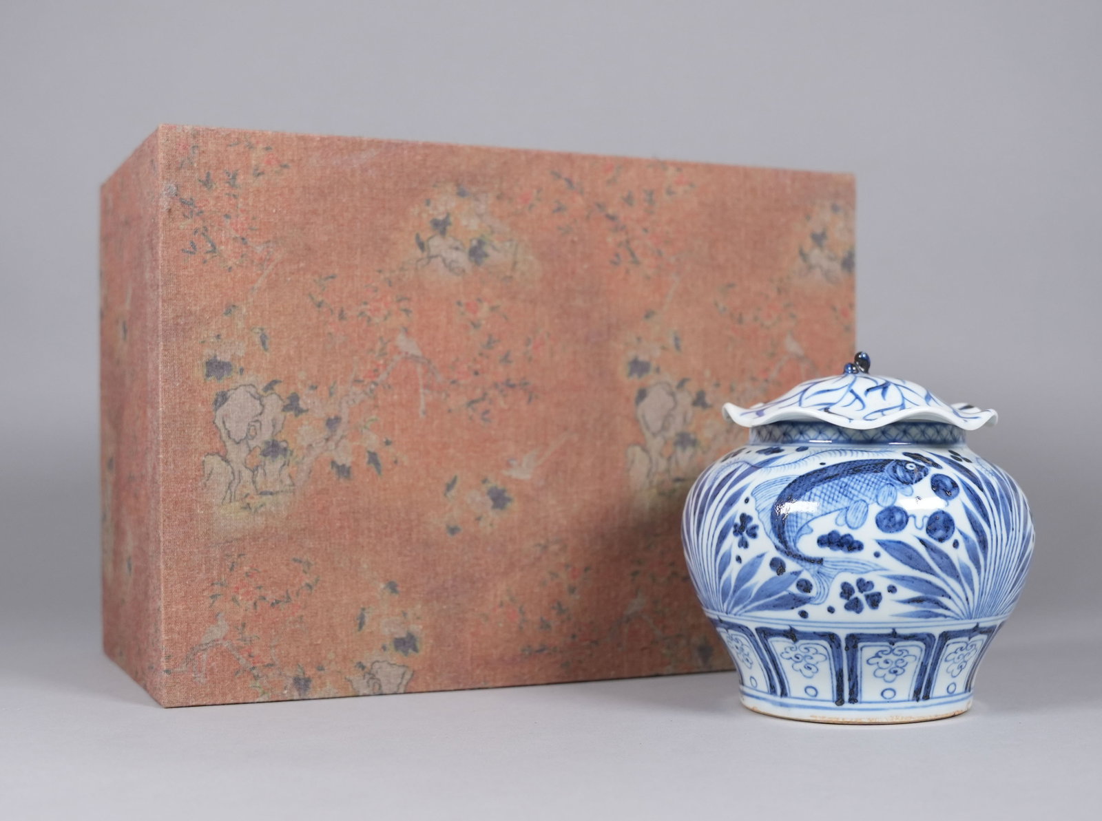 Chinese fine lidded b/w jar with heavy silk box.: Chinese fine lidded b/w jar with heavy silk box. H: 5.1" x W: 5.5."