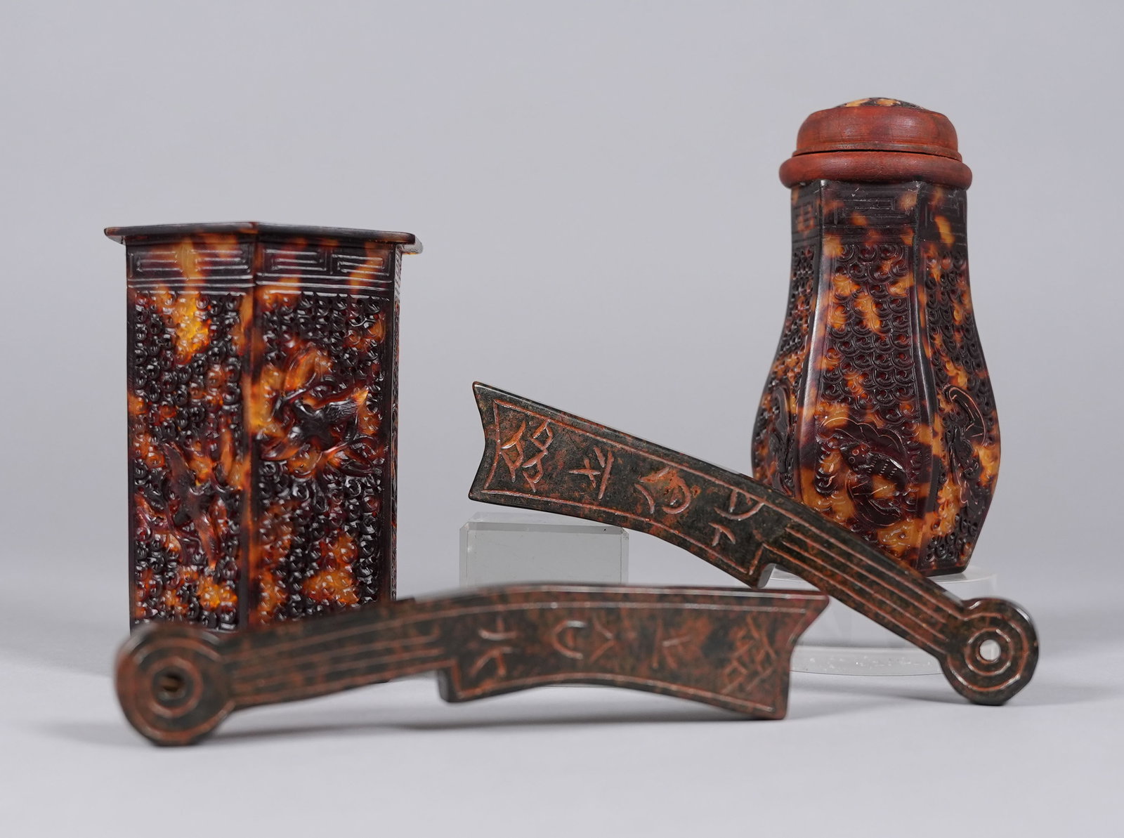 Lots Chiense fine carvings: Lots Chinese fine carvings.
