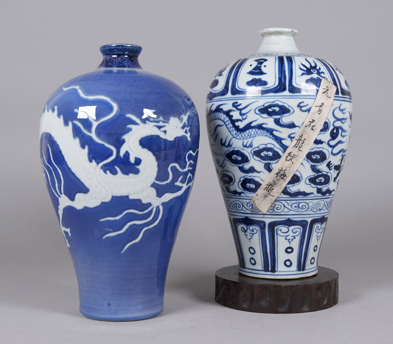 2 Chinese fine vase with wooden box: 2 Chinese fine vase. Largest H: 10.4" x W: 6.3."
