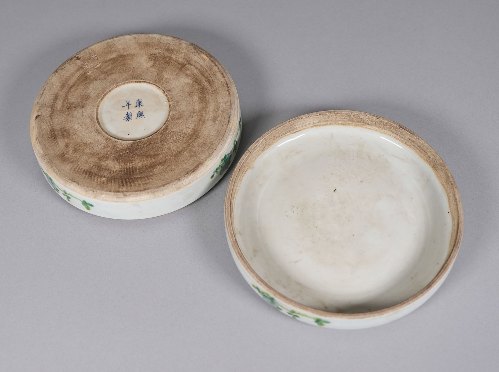 Chinese fine round lidded box - 4