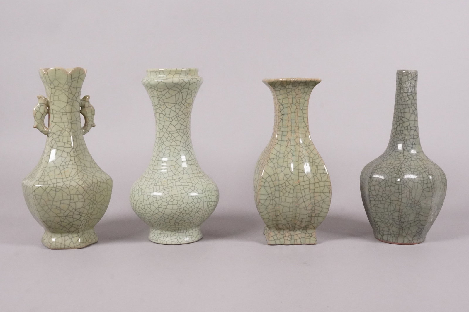 Lots Chinese fine vase: Lots Chinese fine vase. Largest H: 9" x W: 4.75."