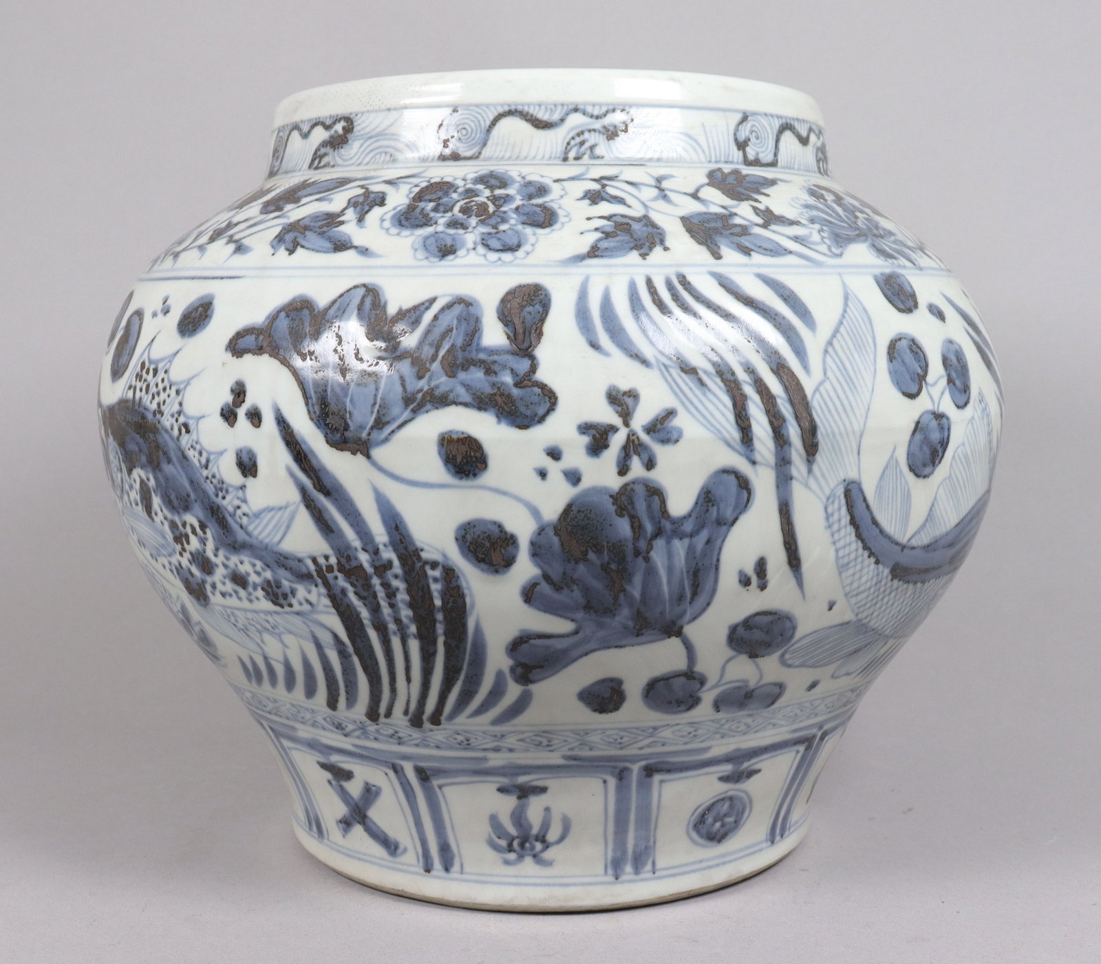 Chinese fine b/w heavy jar: Chinese fine blue and white heavy jar. H: 11.25" x W: 12.5."