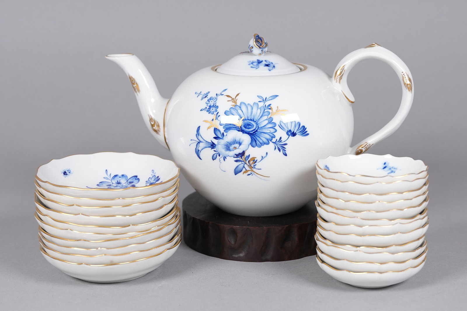 Lots vintage Meissen tea items (1 of 9)