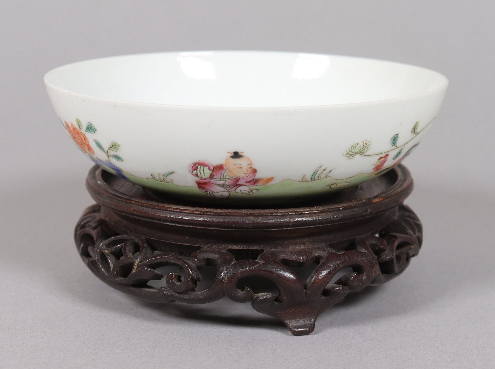 Chinese Qing dynasty fine bowl: Chinese Qing dynasty fine bowl, provenance from WWI estate. H: 15.5" x W: 5."