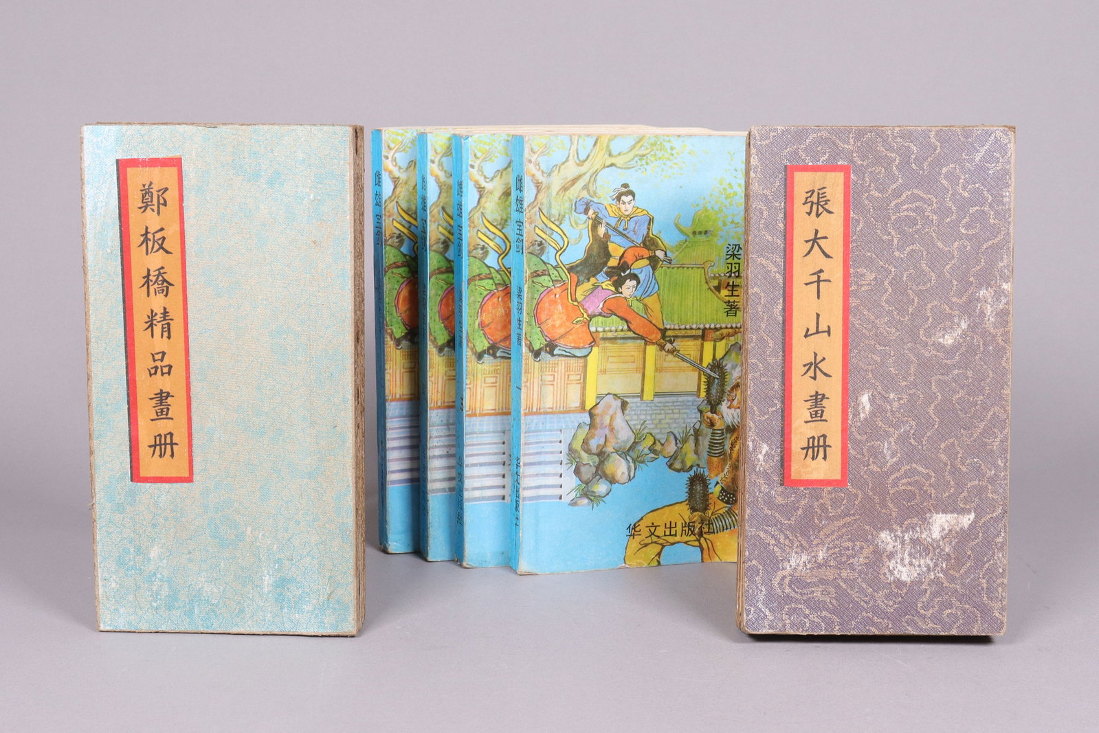 Lots Chinese art album and book: Lots Chinese fine art album and novel. From an estate.