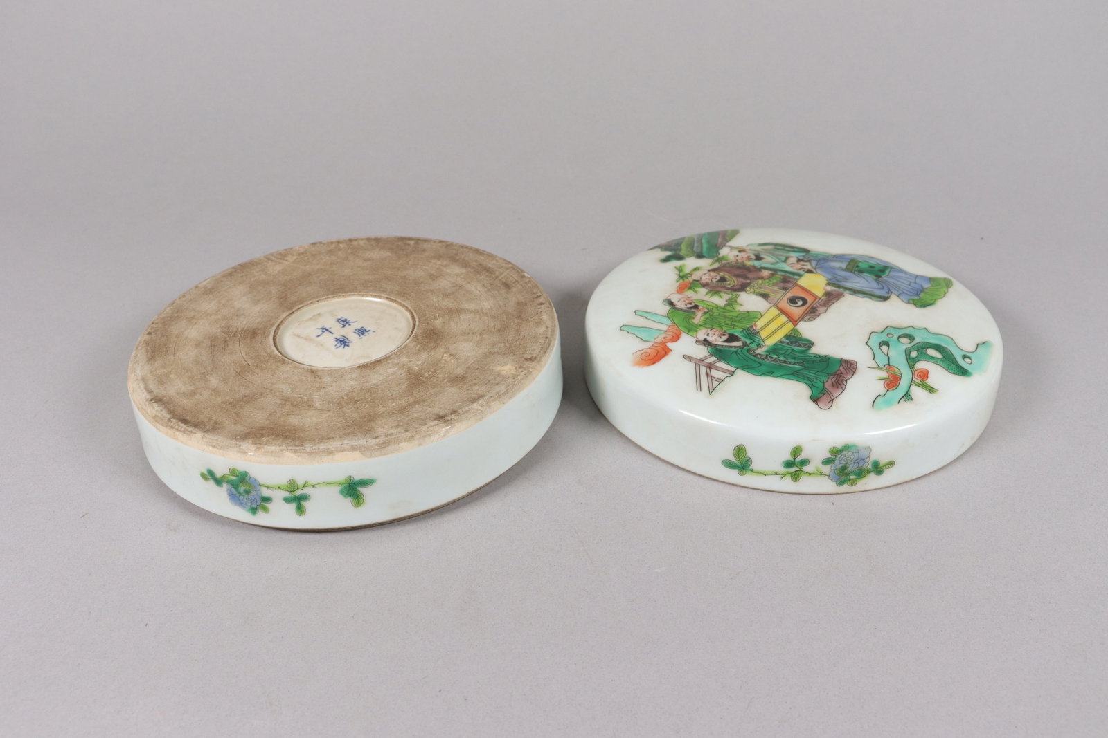 Chinese round fine lidded box - 4