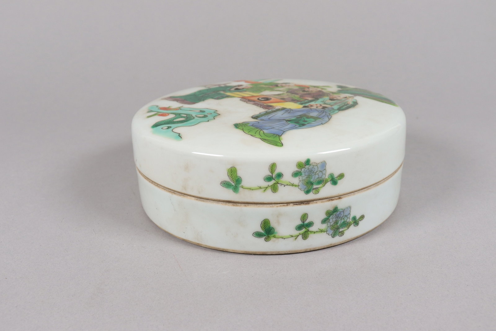 Chinese round fine lidded box - 5