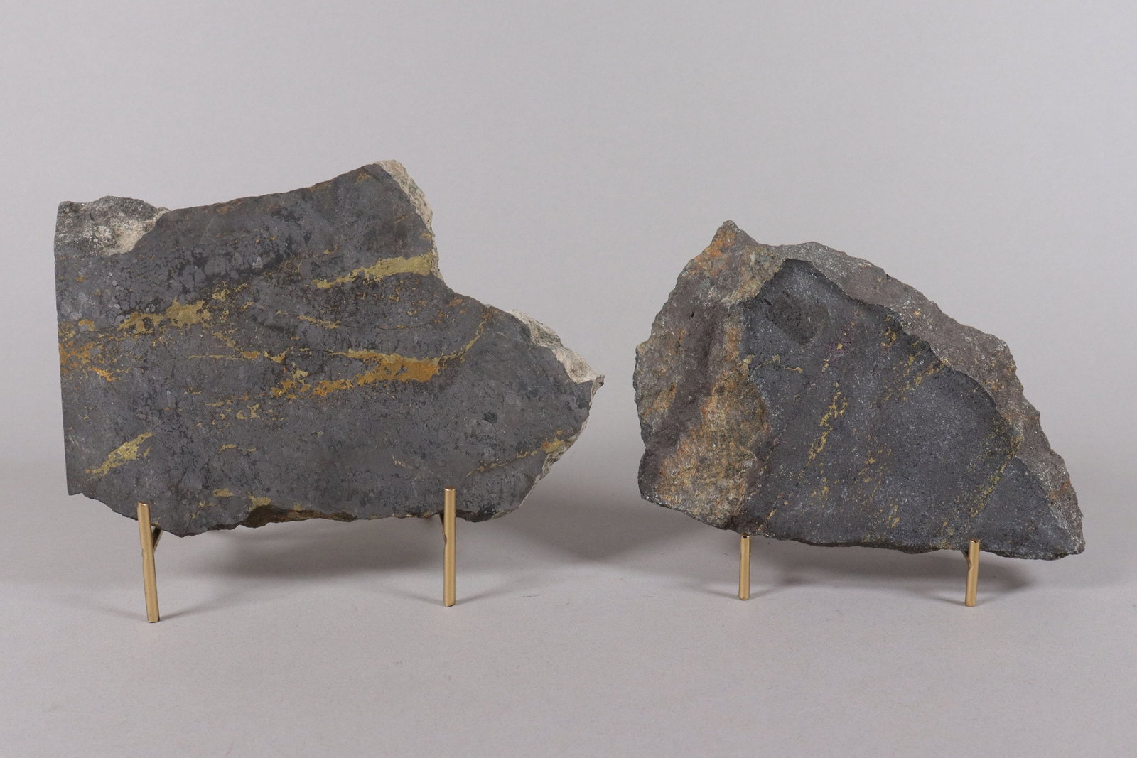 Lots possibly meteorite ungraded: Lots possibly meteorite, ungraded. Condition selling it as is, no return.