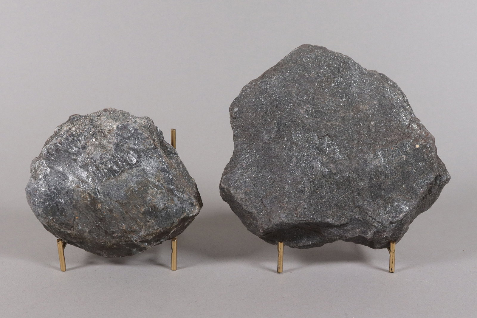 Lots possibly meteorite ungraded: Lots possibly meteorite, ungraded. Condition selling it as is, no return.