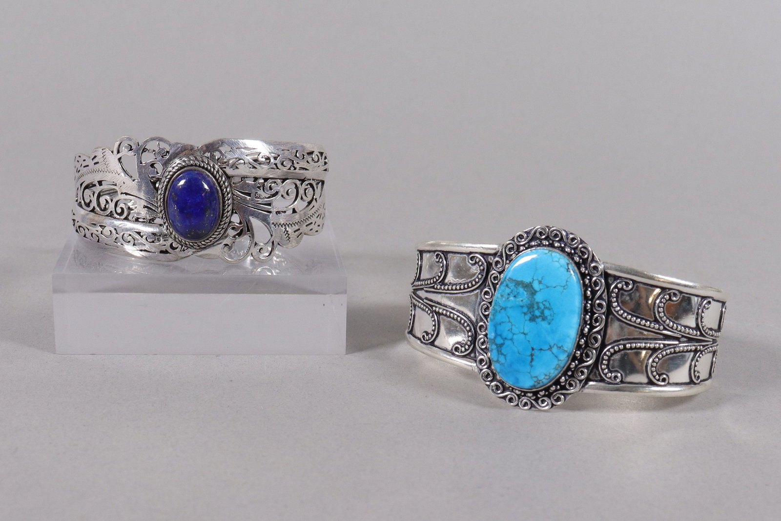 Lots estate fine bracelets with stone: Lots estate fine bracelets with stones, all sales are final.
