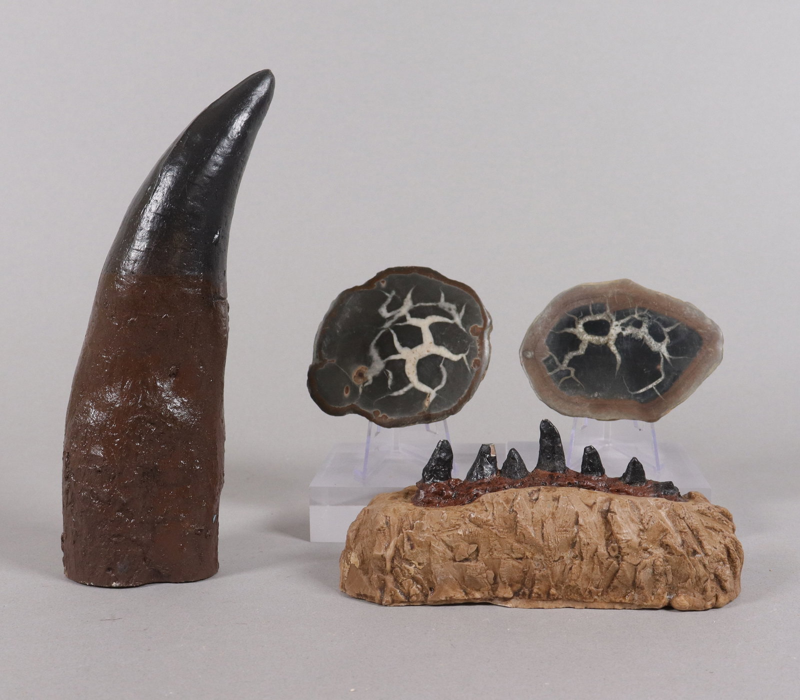 Lots estate carved items: Lots estate carved items.