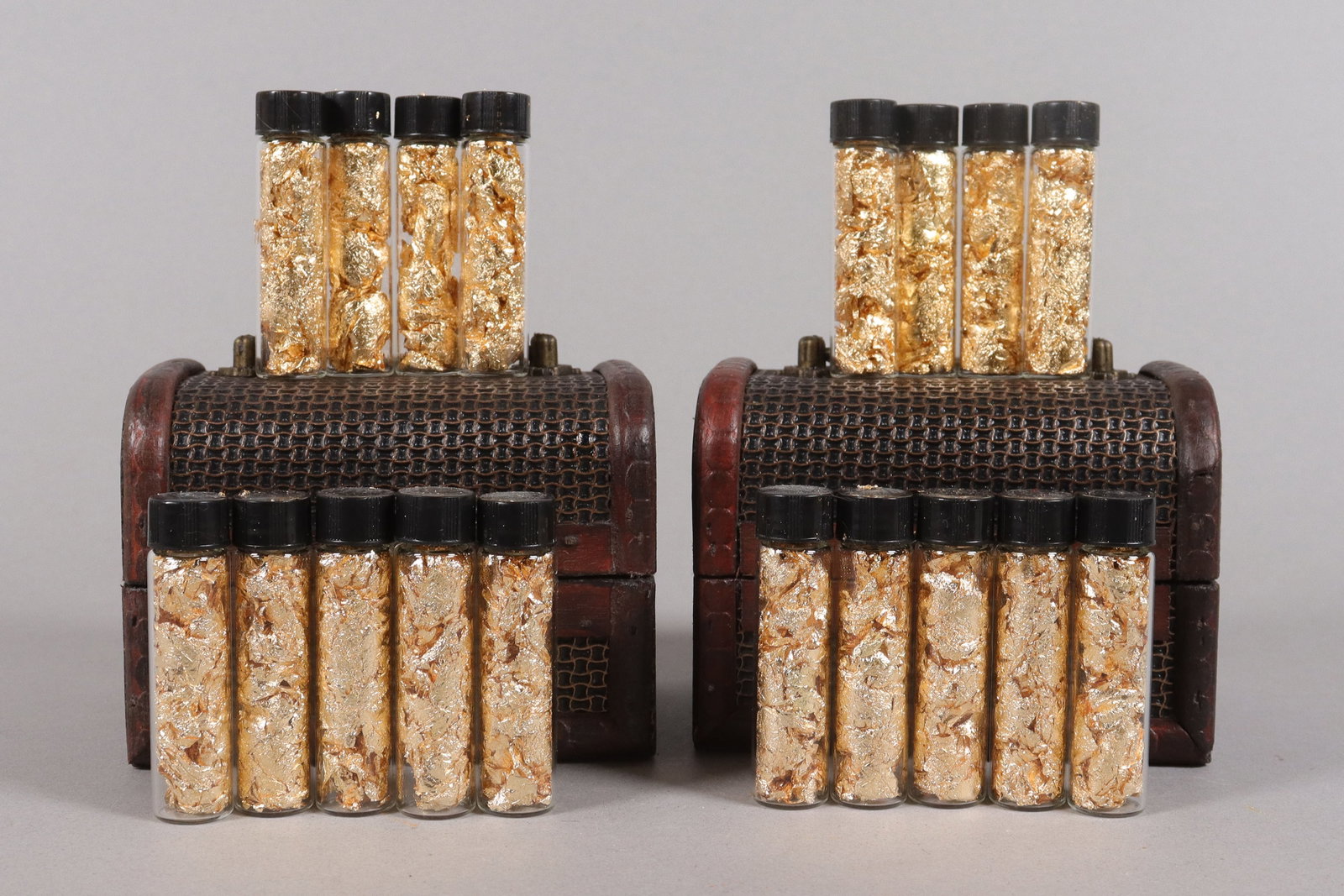 Lots gold flakes in bottle ungraded: Lots gold flakes in bottles, ungraded. We do not guarantee its material, all sales are final. No return.