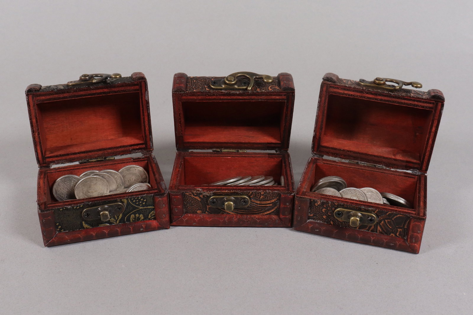 Lots estate coins ungraded: Lots estate coins, ungraded. We do not guarantee its age, material, carving, grading. All sales are final, no return. Condition selling it as is.