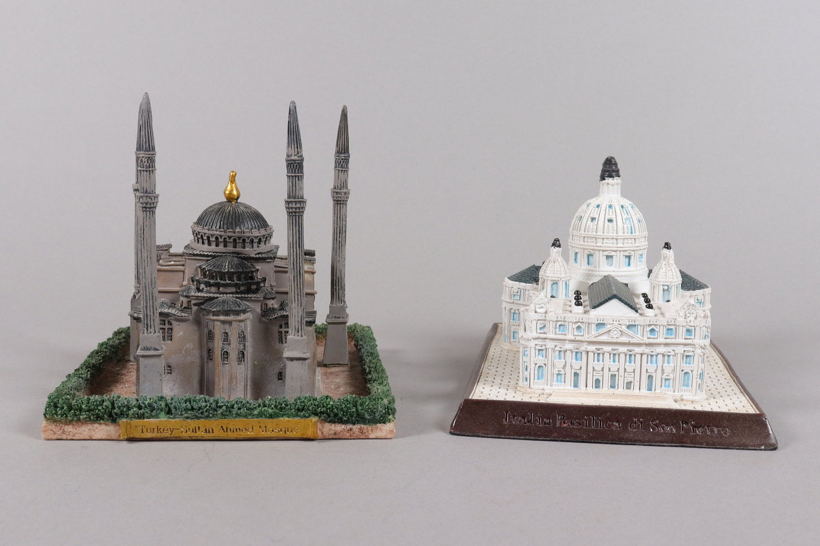 2 vintage model homes figure: 2 vintage model homes figure. H: 4.75" x W: 7."