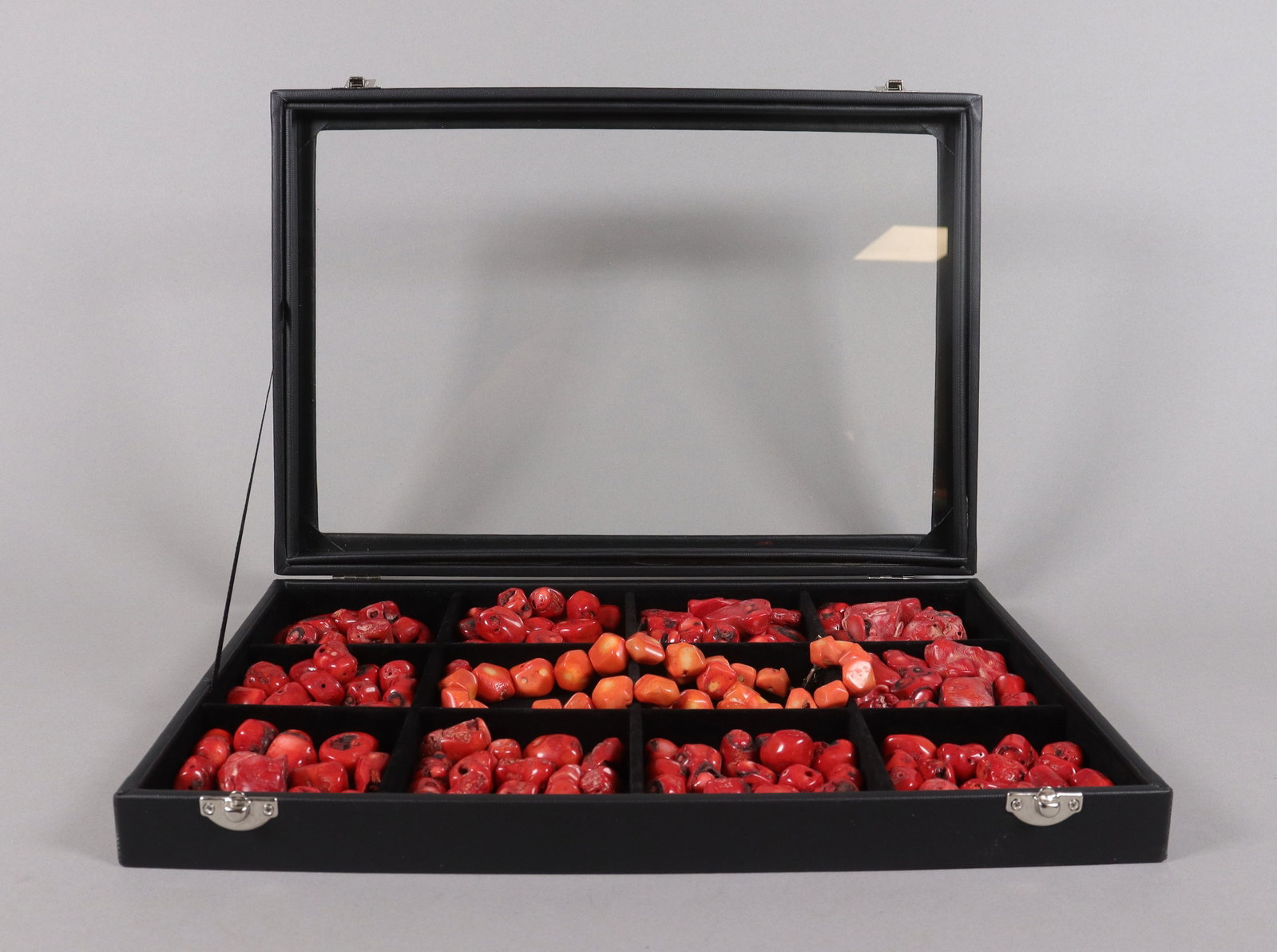 Lots fine corals specimen in box: Lots fine coral specimen in box.