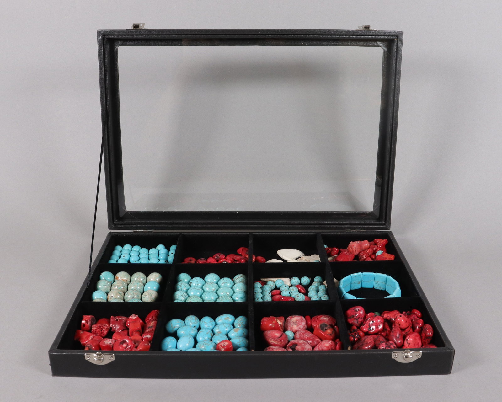 Lots corals and turquoise specimen: Lots corals and turquoise specimen in box.