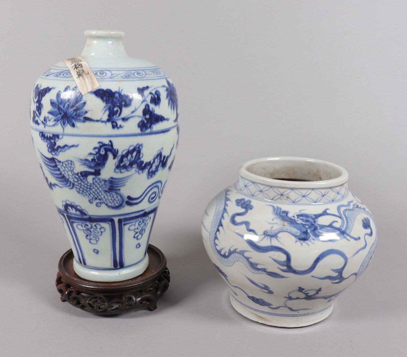 2 Chinese fine b/w vase: 2 Chinese fine blue and white vase, largest H: 9.1" x W: 5."