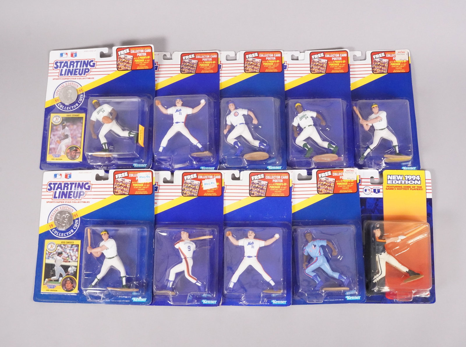Lots baseball figures in box: Lots baseball figures in box.