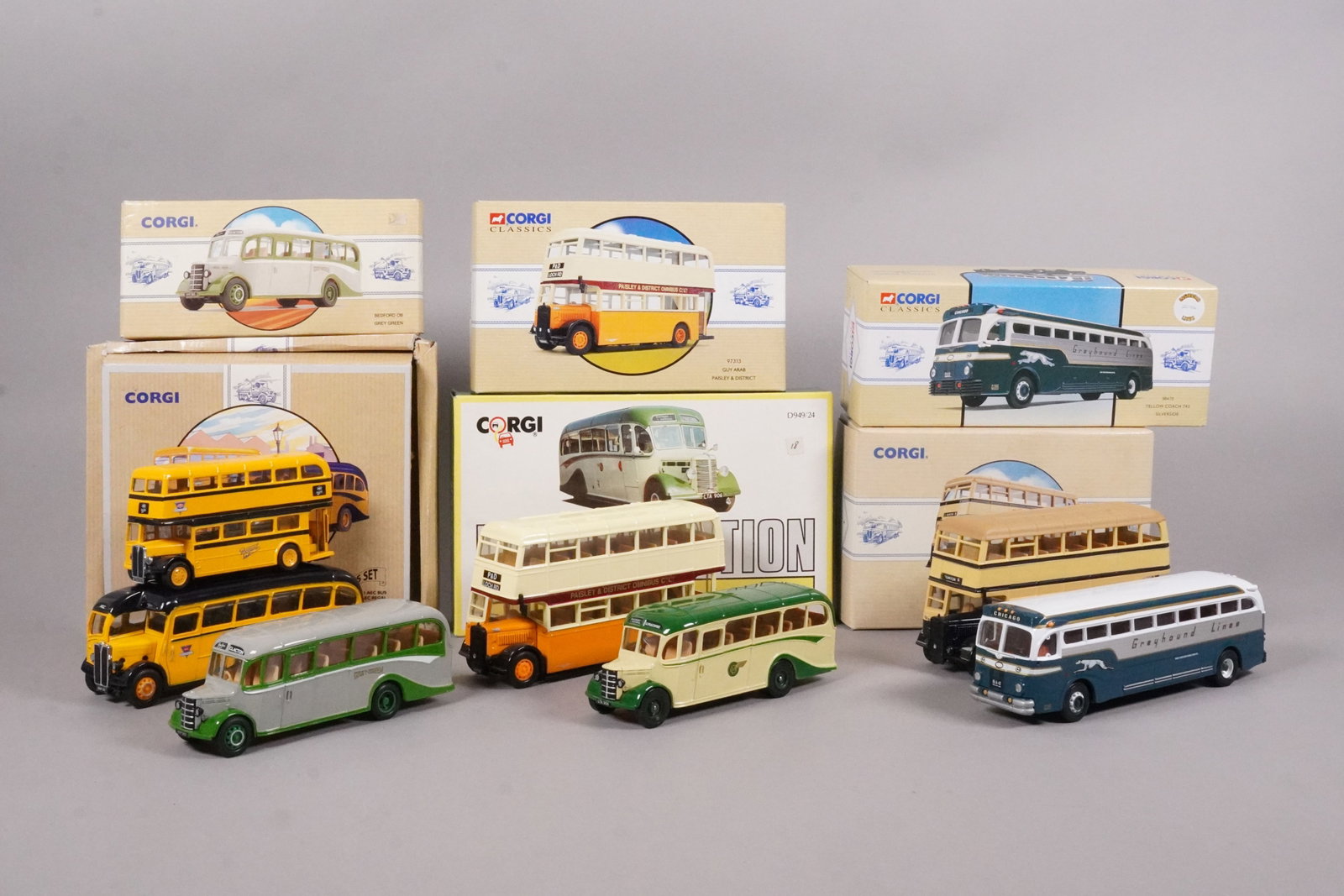 Lots Corgi bus with original box: Lots Corgi bus with original box.