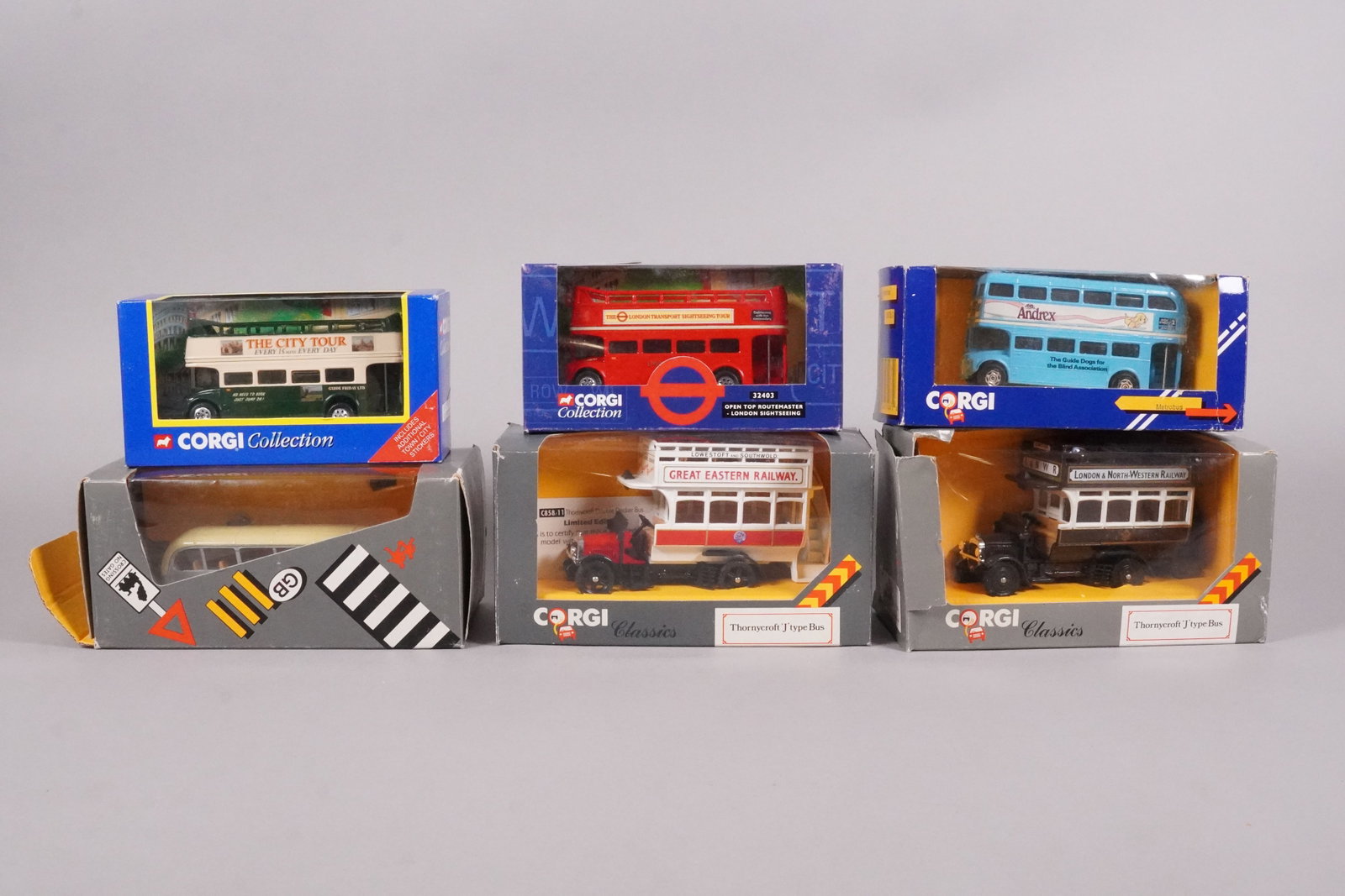 Lots Corgi bus with original box: Lots Corgi bus with original box.