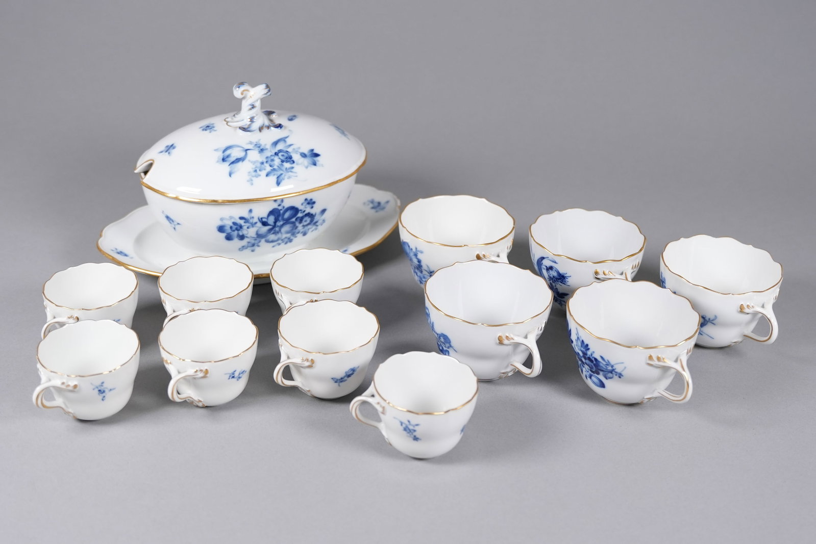 Lots antique b/w Meissen porcelains: Lots antique fine blue and white Meissen porcelains, largest H: 5.4" x W: 10.5."