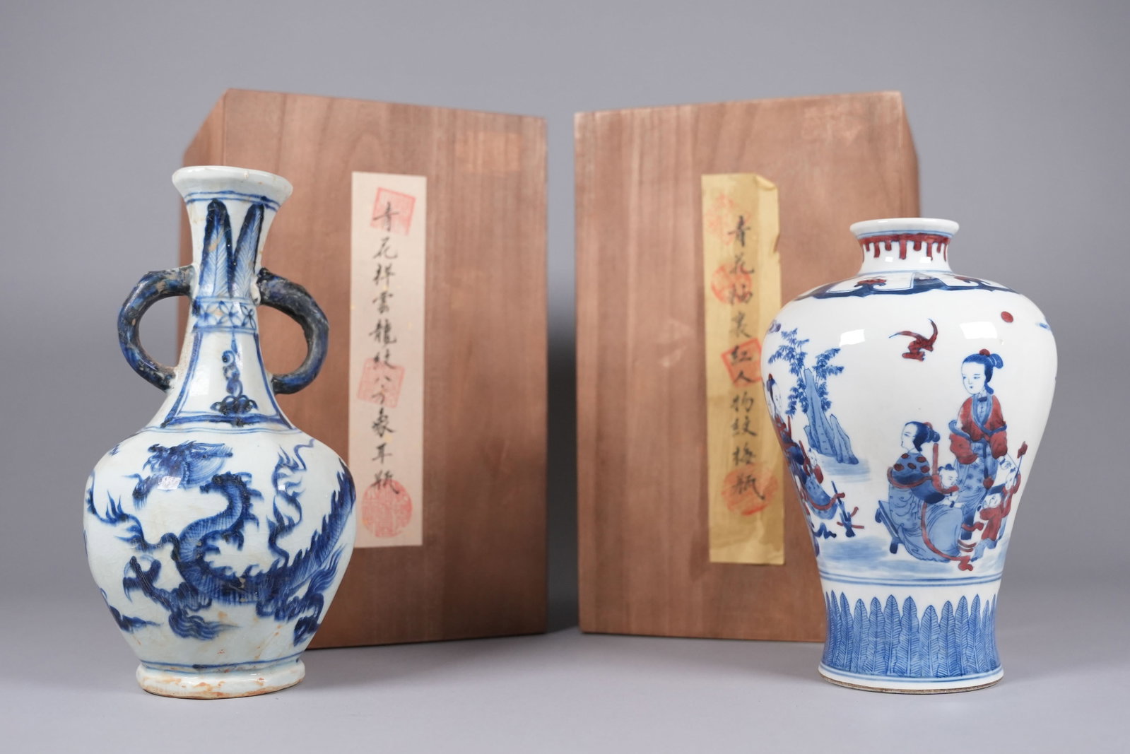 2 Chinese fine vase with wooden box: 2 Chinese fine vase with wooden box. Largest H: 10" x W: 5.3."