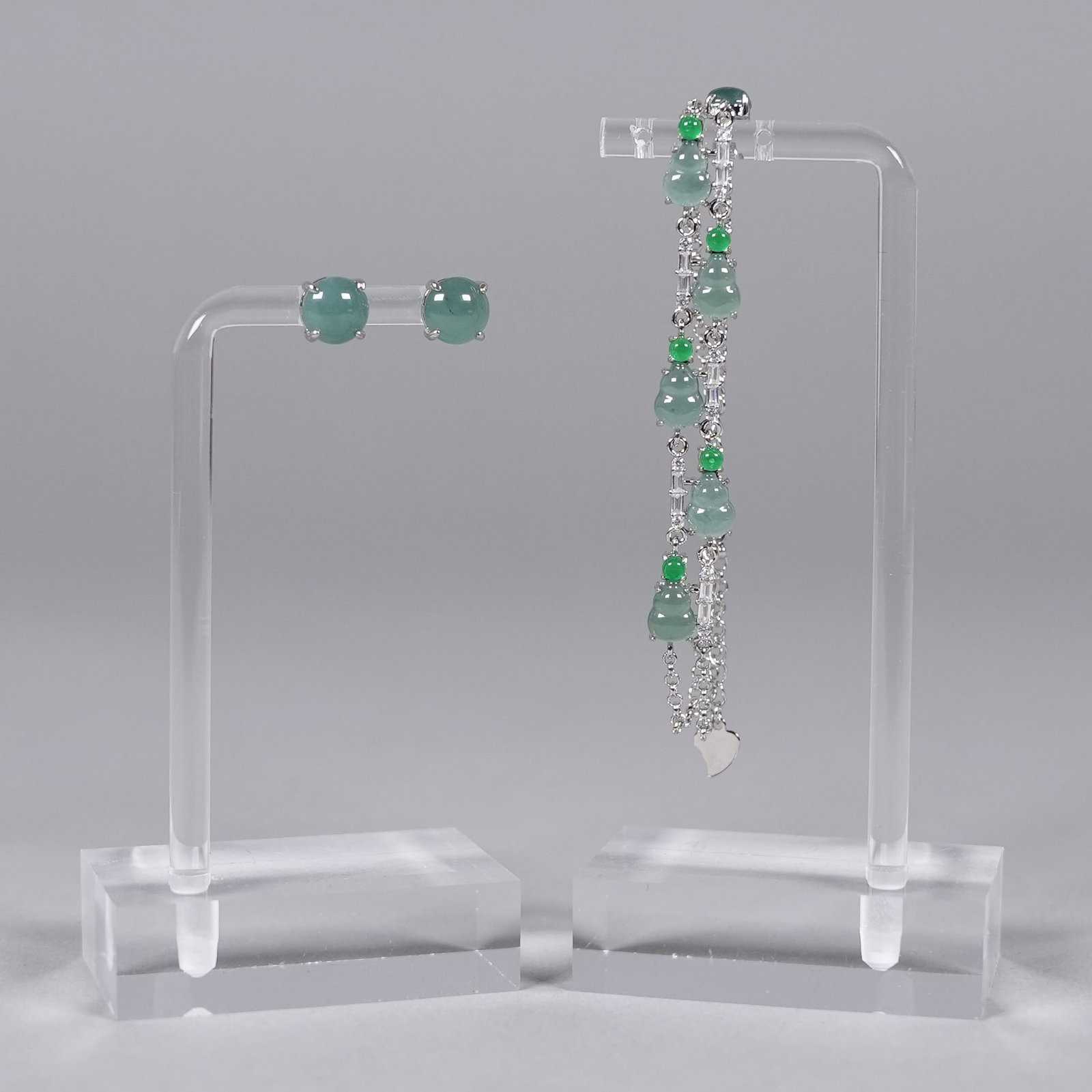 Lots natural jadeite with sterling jewelry: Lots natural jadeite with sterling jewelry.