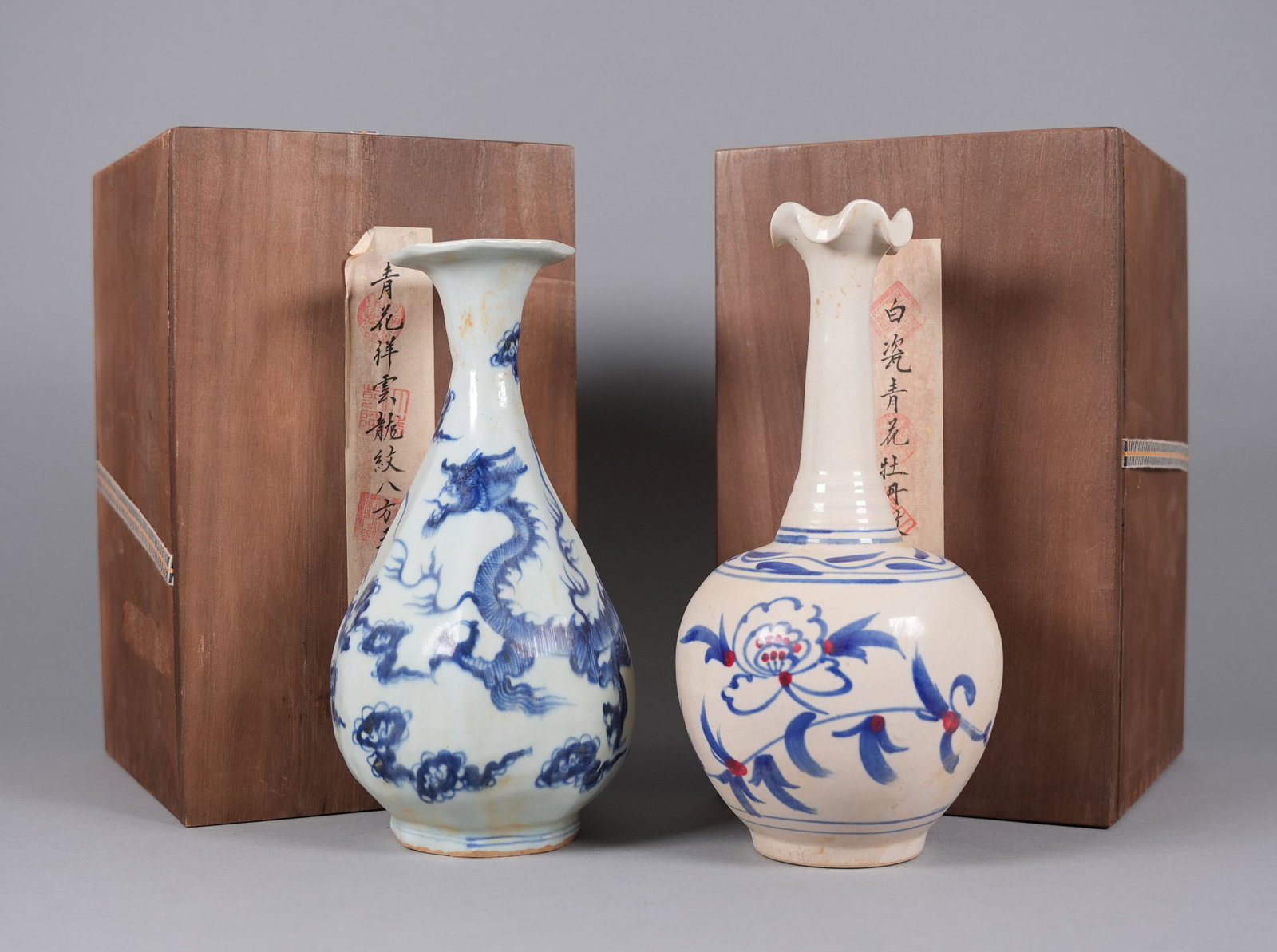 2 Chinese fine vase with wooden box: 2 Chinese fine vase with wooden box. Largest H: 10.2" x W: 5.3."