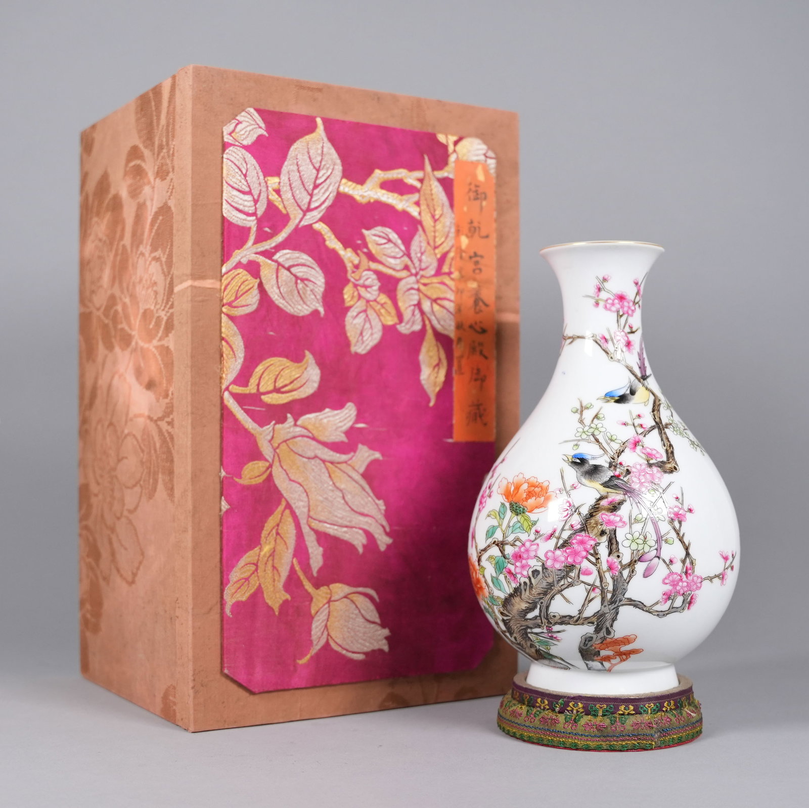 Chinese fine floral vase with heavy silk box: Chinese fine floral vase with heavy silk box. H: 9.2" x W: 5.5."