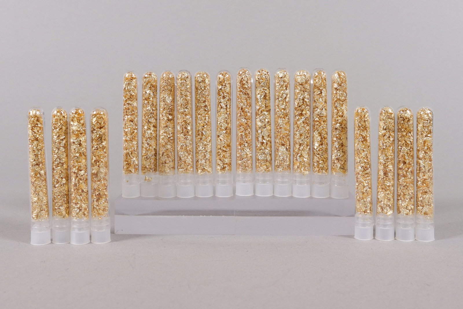 Lots gold flakes ungraded: Lots gold flakes ungraded, we do not guarantee its material. All sales are final, no return.