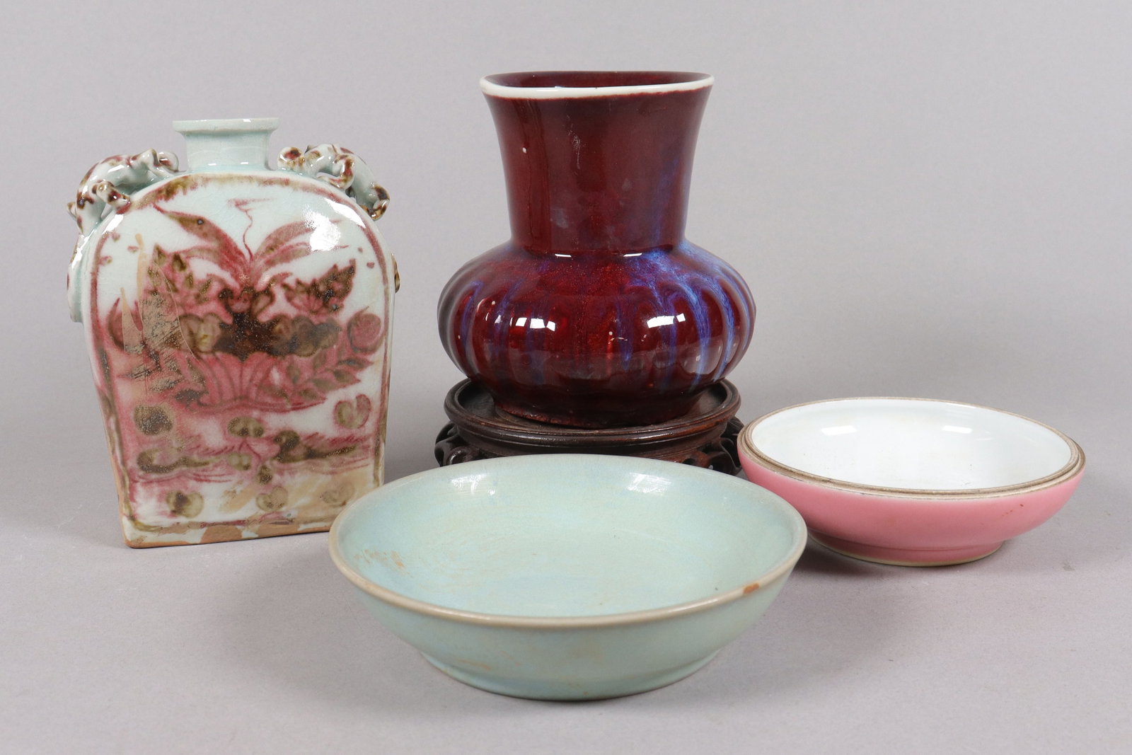 Lots Chinese fine porcelains: Lots Chinese fine porcelains, largest H: 5" x w: 4.7."