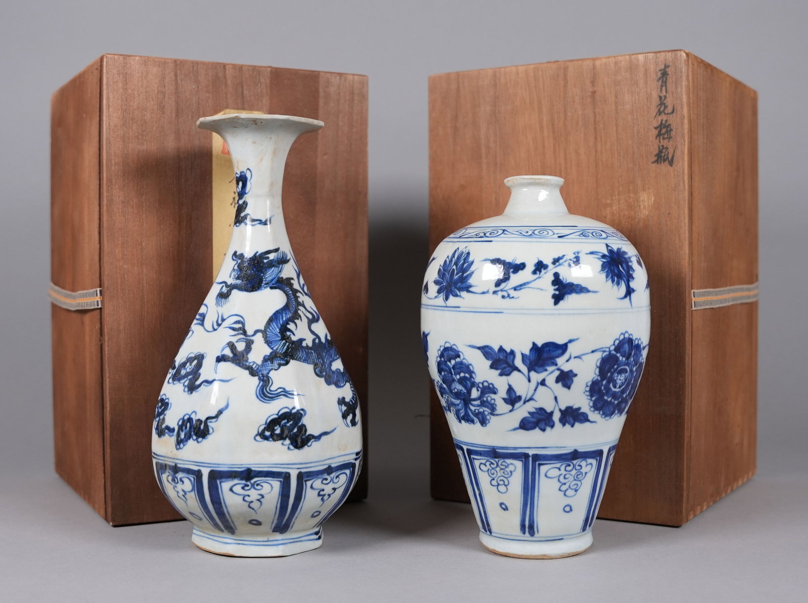 2 Chinese fine b/w vase with box: 2 Chinese fine blue and white vase with wooden box. H: 10.6" x W: 6."