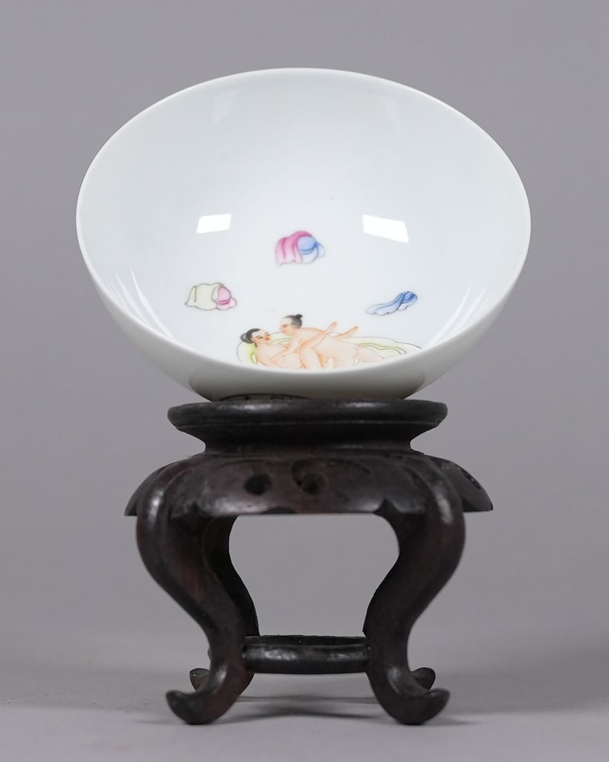 Chinese fine famille rose bowl etate: Chinese fine famille rose bowl from an estate. H: 1.9" x W: 4."